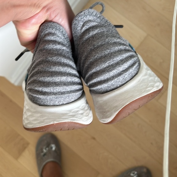 New balance runners in new condition my son outgrew then fast. - Picture 4 of 6